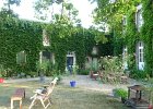 120906 (04)  Rechts de villa; de blauwe deur leidt naar onze kamer.